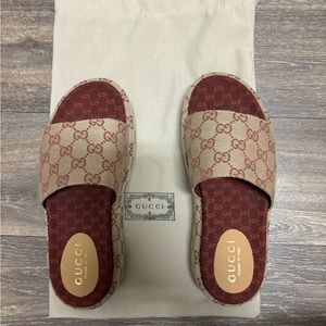 GUCCI Women’s Angelina GG Supreme Platform Slide Sandals (NEVER WORN)
